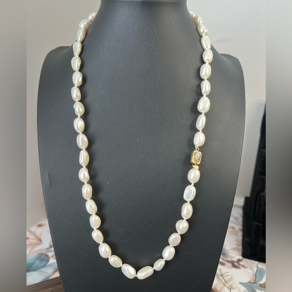 Vintage Faux Pearl Glass Necklace 22” B21